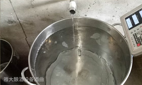 9.15用糧食釀酒設(shè)備制作傳統(tǒng)固態(tài)酒-接成品酒