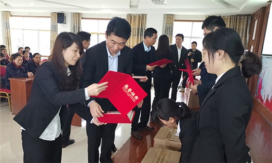 ▲雅大科技董事長及各位領(lǐng)導(dǎo)給大家頒獎 ▲雅大科技董事長及各位領(lǐng)導(dǎo)給大家頒獎
