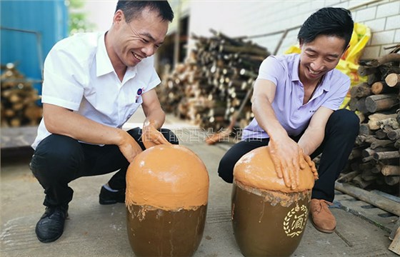 用黃泥將壇口密封