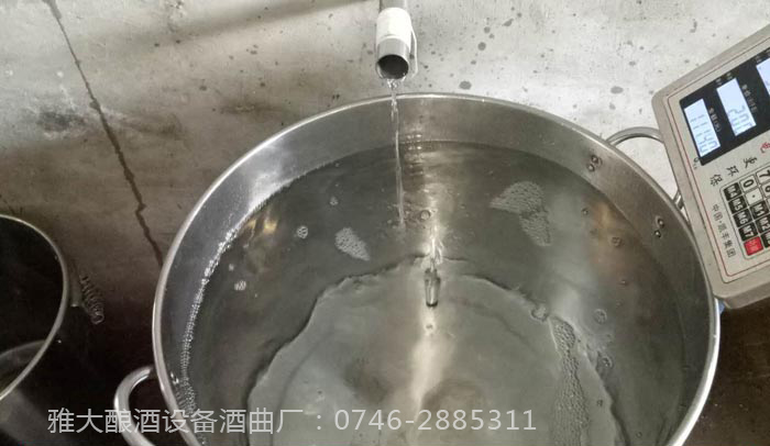 雅大白酒制作設(shè)備接酒圖