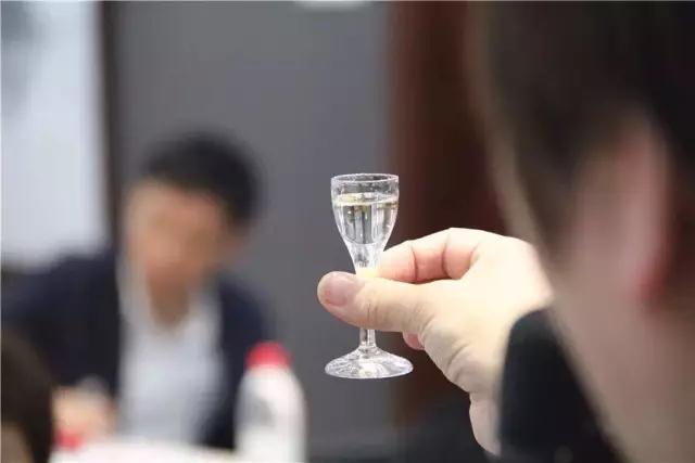 蒸汽釀酒設(shè)備釀的酒苦分前、中、后苦，不是加除苦劑那么簡單