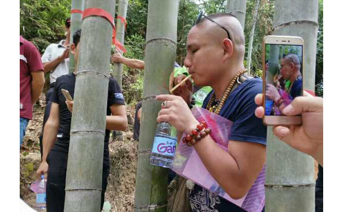 喝過竹筒酒，可你知道大型釀酒設備做的酒是怎么裝進竹子里的？-04