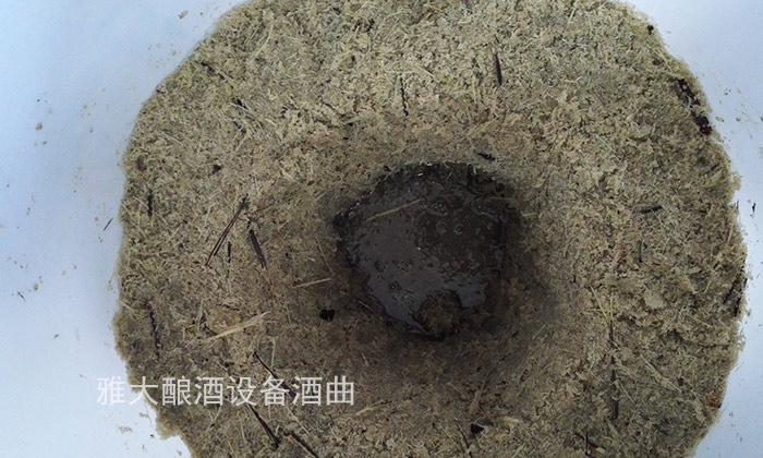 發(fā)酵好后用雅大純糧釀酒設(shè)備蒸餾 發(fā)酵好后用雅大純糧釀酒設(shè)備蒸餾