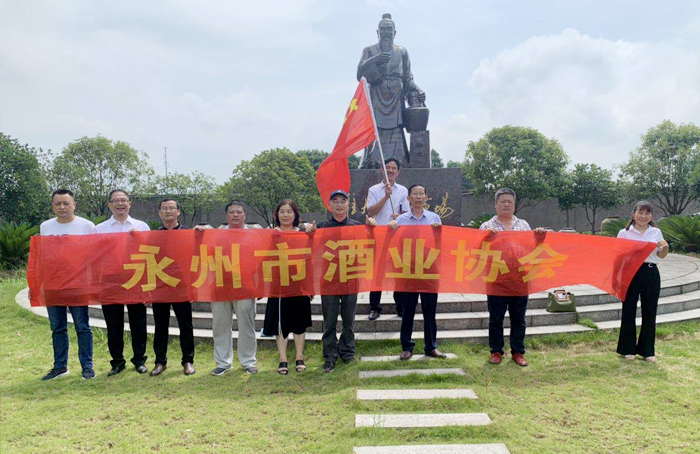 到會黨員在雅大釀酒文化廣場合影留戀