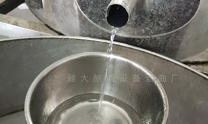 用小型烤酒設備蒸餾摘酒